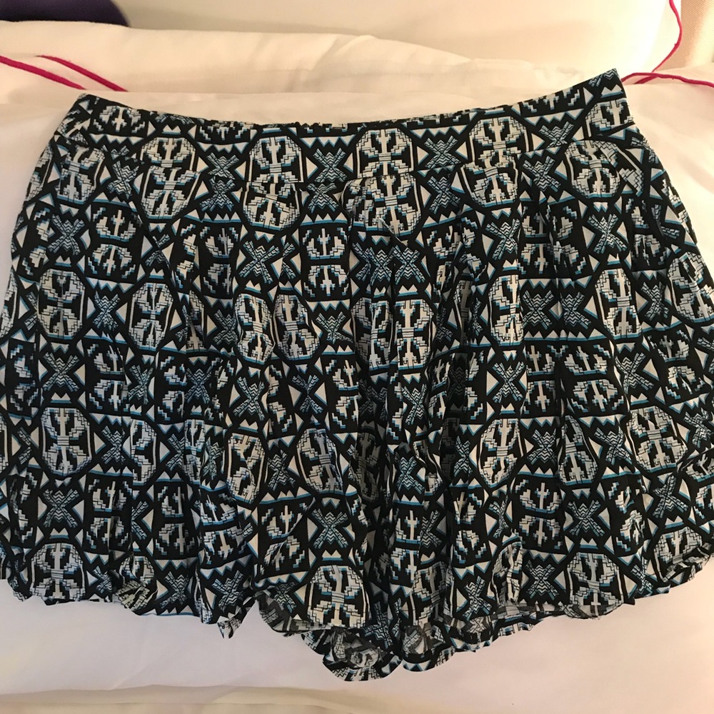 Patterned Flowy Shorts - Picture 2 of 2